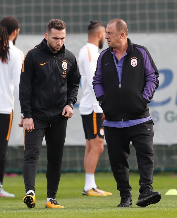 Vural Durmuş in conversation with coach Fatih Terim during a Galatasaray training session.