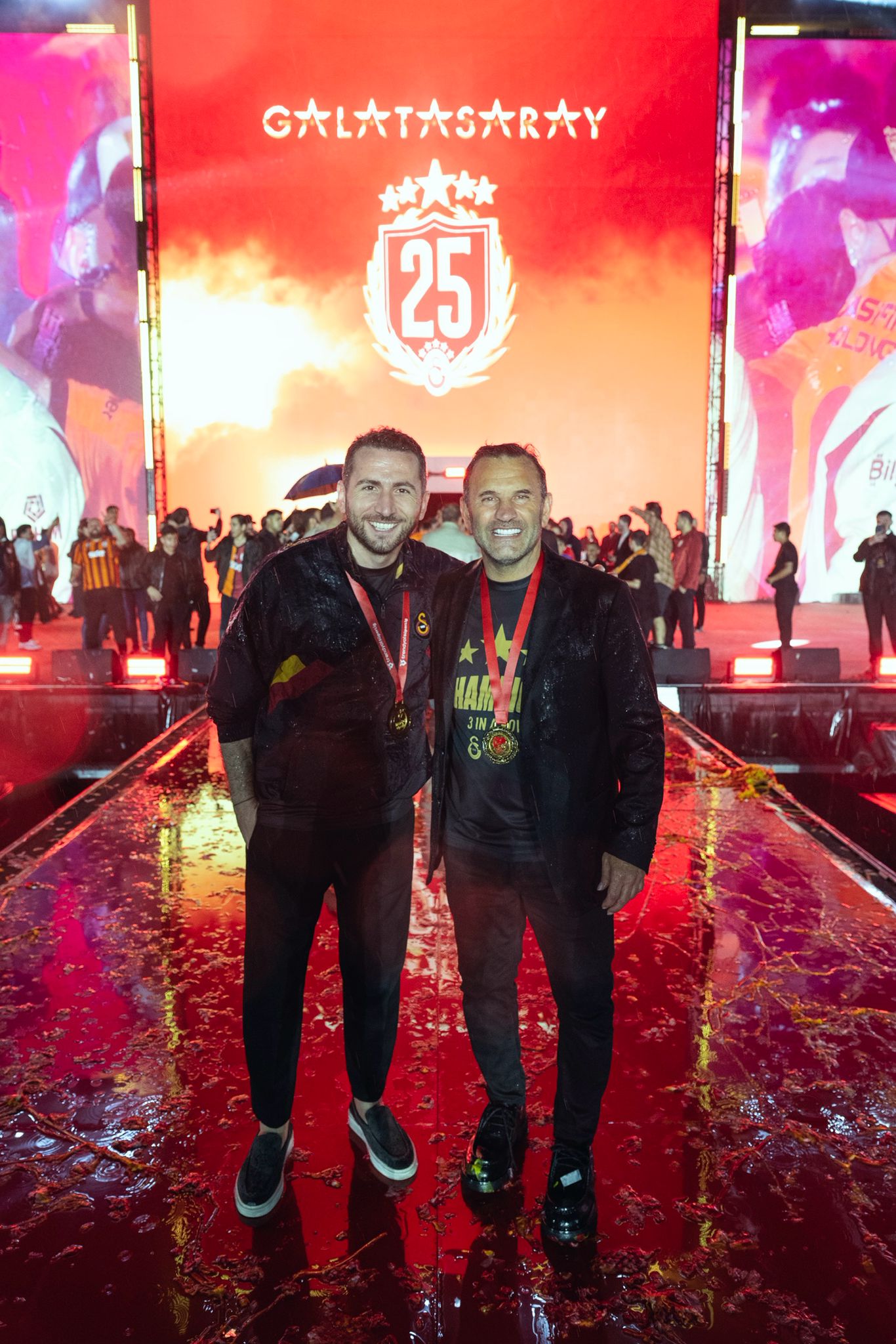 Vural Durmuş celebrating with Galatasaray head coach Okan Buruk during the club’s championship ceremony.