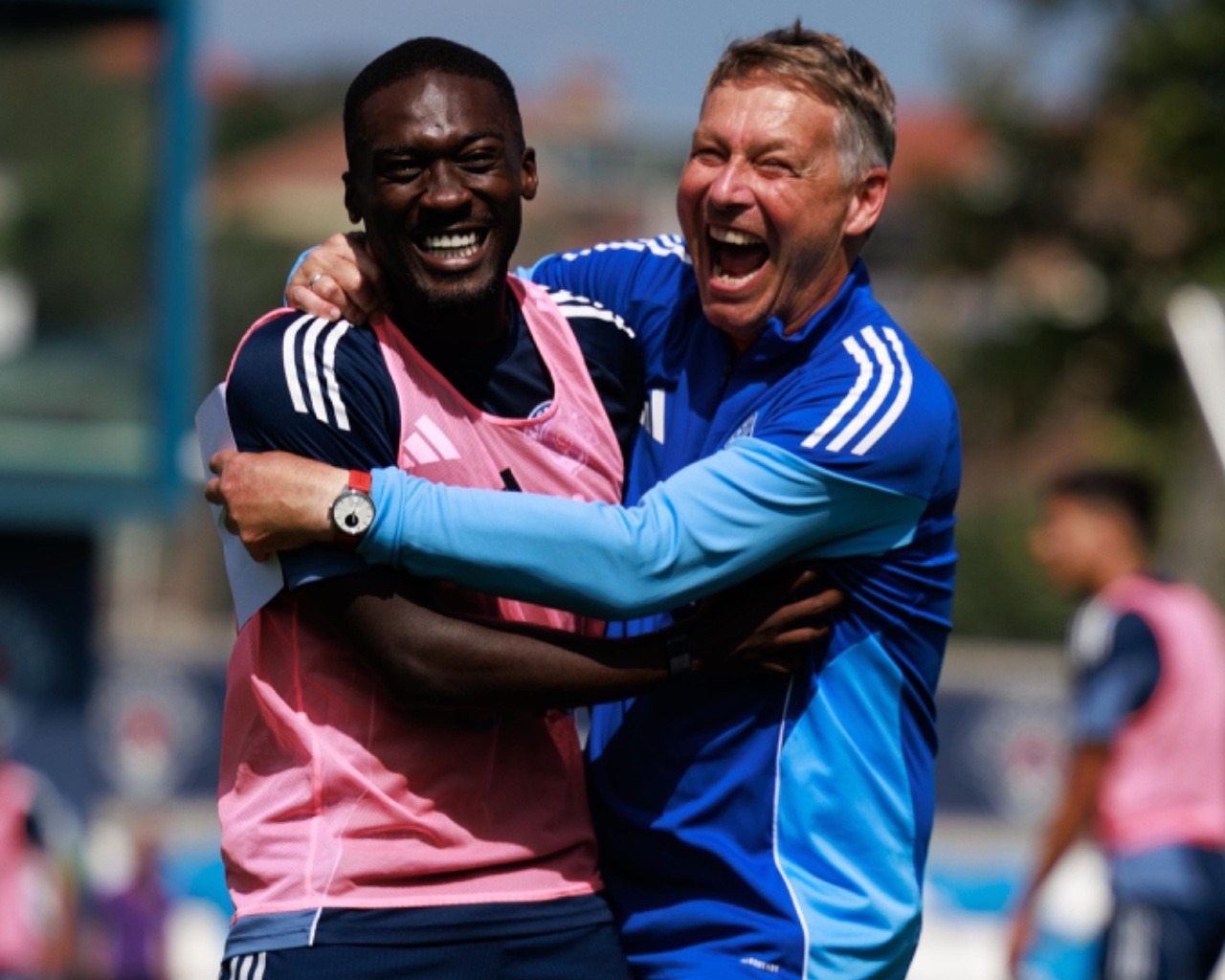 Michael Lindeman embraces a Kasımpaşa player during training, sharing a moment of joy and connection.