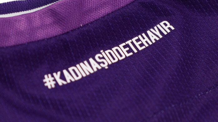 Close-up of Samsunspor’s purple jersey featuring the message “#KadınaŞiddeteHayır” promoting the fight against violence toward women.