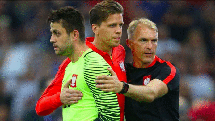 poland-goalkeepers-fabianski-szczesny Jarosław Tkocz with Poland goalkeepers Łukasz Fabiański and Wojciech Szczęsny during national team preparations.