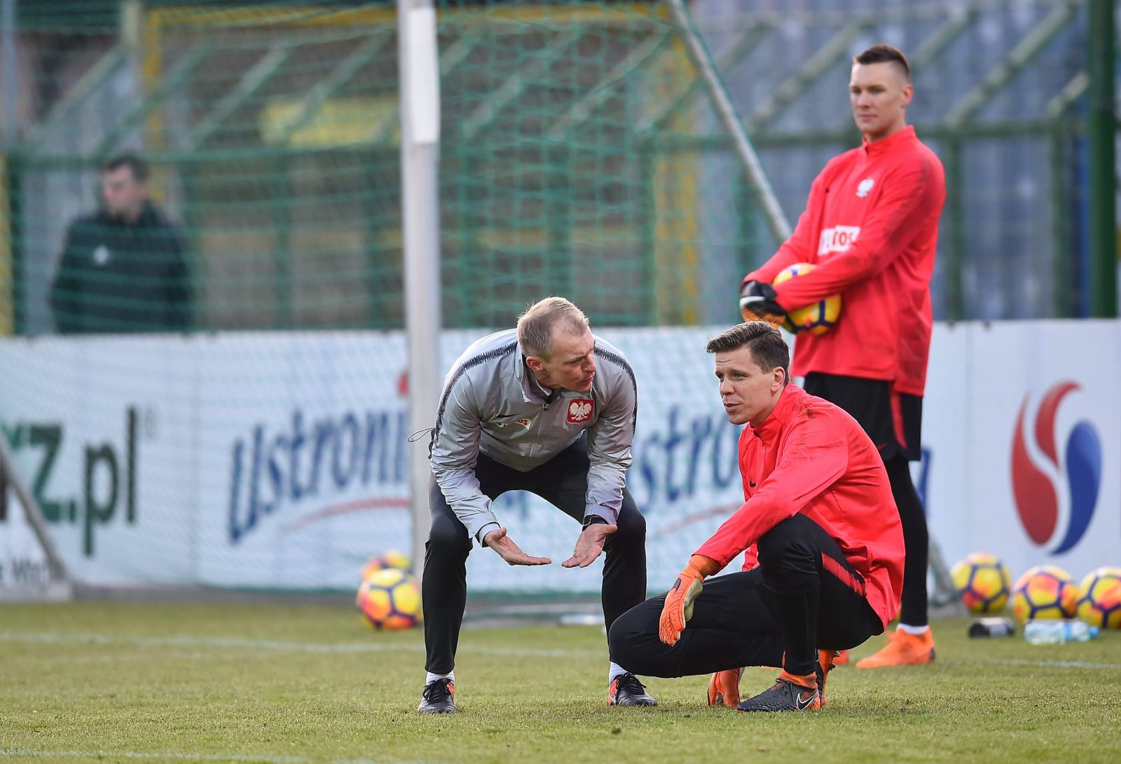 Jarosław Tkocz coaching Wojciech Szczęsny during a Poland national team training session.