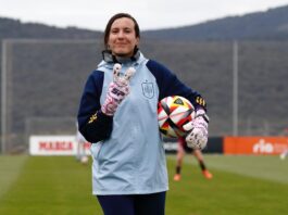 Who is Elena Fernández? Elena Fernández, Spain’s pioneering goalkeeper coach, during a training session with the national youth team.