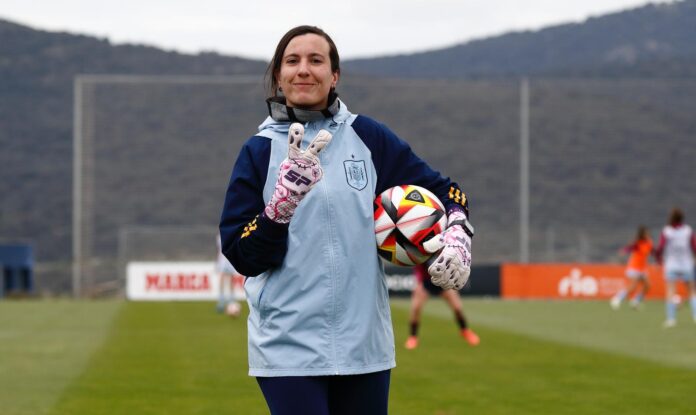 Elena Fernández, Spain’s pioneering goalkeeper coach, during a training session with the national youth team.