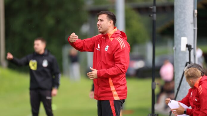 Philipp Aigner delivers instructions during a training session, reflecting his analysis-led coaching approach.