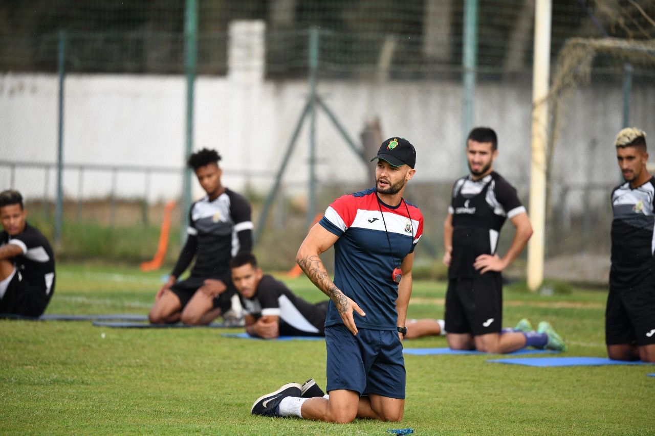 Yohwen Guihard giving instructions to players during a team training session.